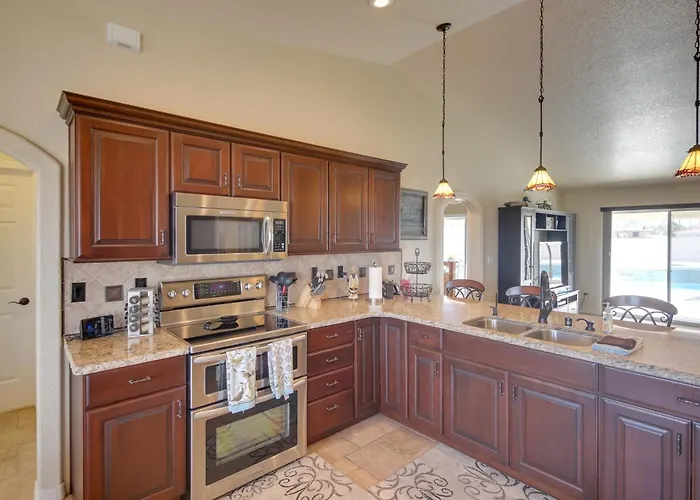 Pool, Hot Tub & Mtn Views: Havasu Home!