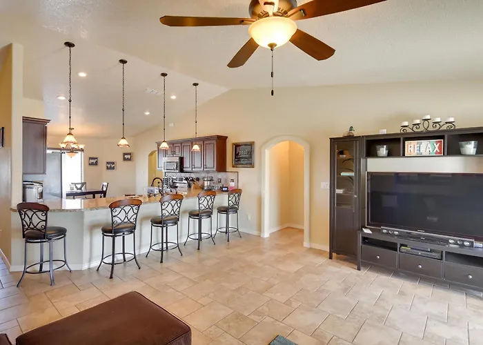 Pool, Hot Tub & Mtn Views: Havasu Home! Holiday home *